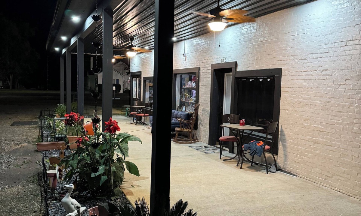 Hartford Cottage | Hartford Art House BnB A very eclectic BnB 900 sqft interior/patio, sleeps 6