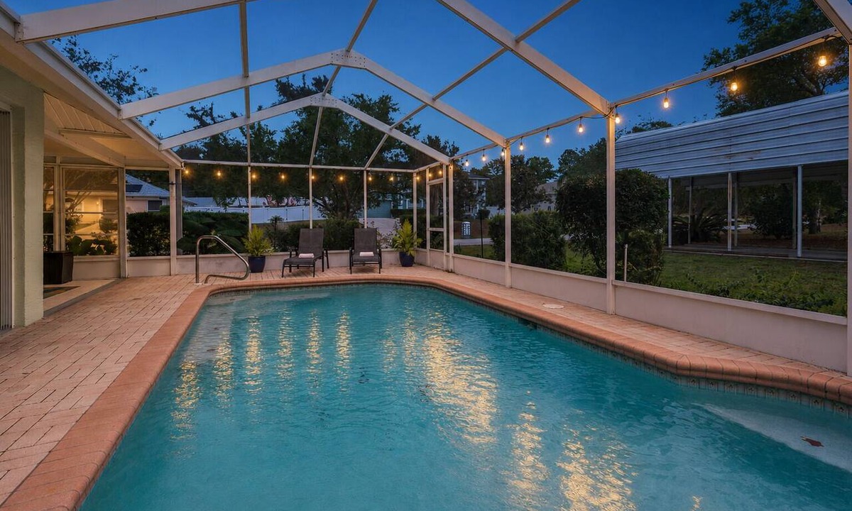Spring Hill House | Heated Pool Retreat~10 min to Weeki Wachi~Sleeps 8