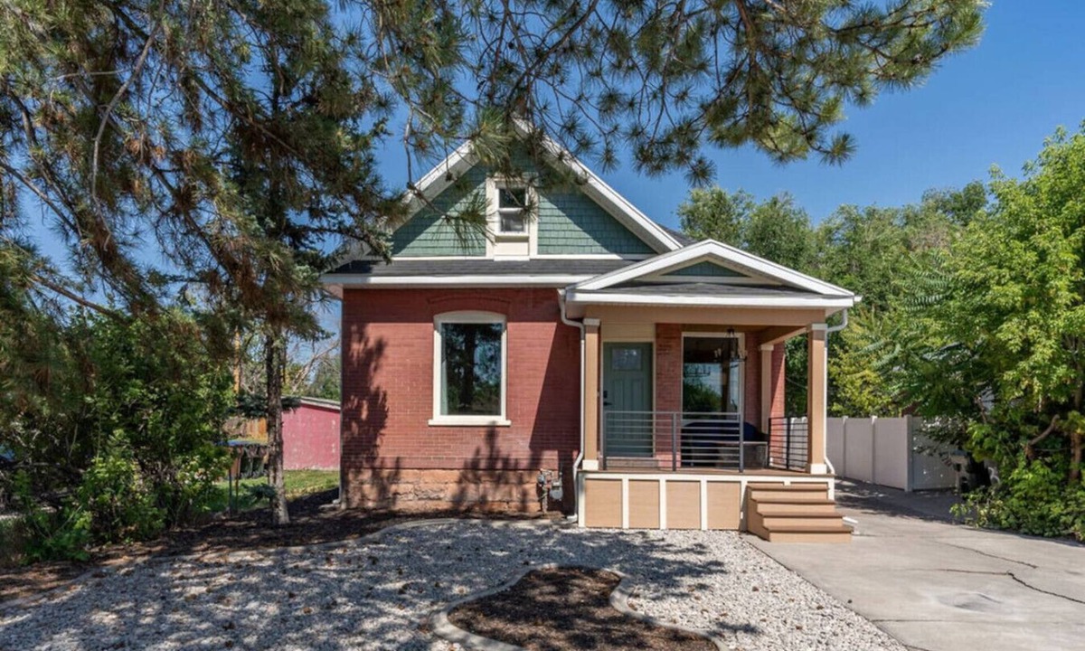 South Salt Lake House | Historic 1907 SLC Victorian - Hot Tub - Firepits -
