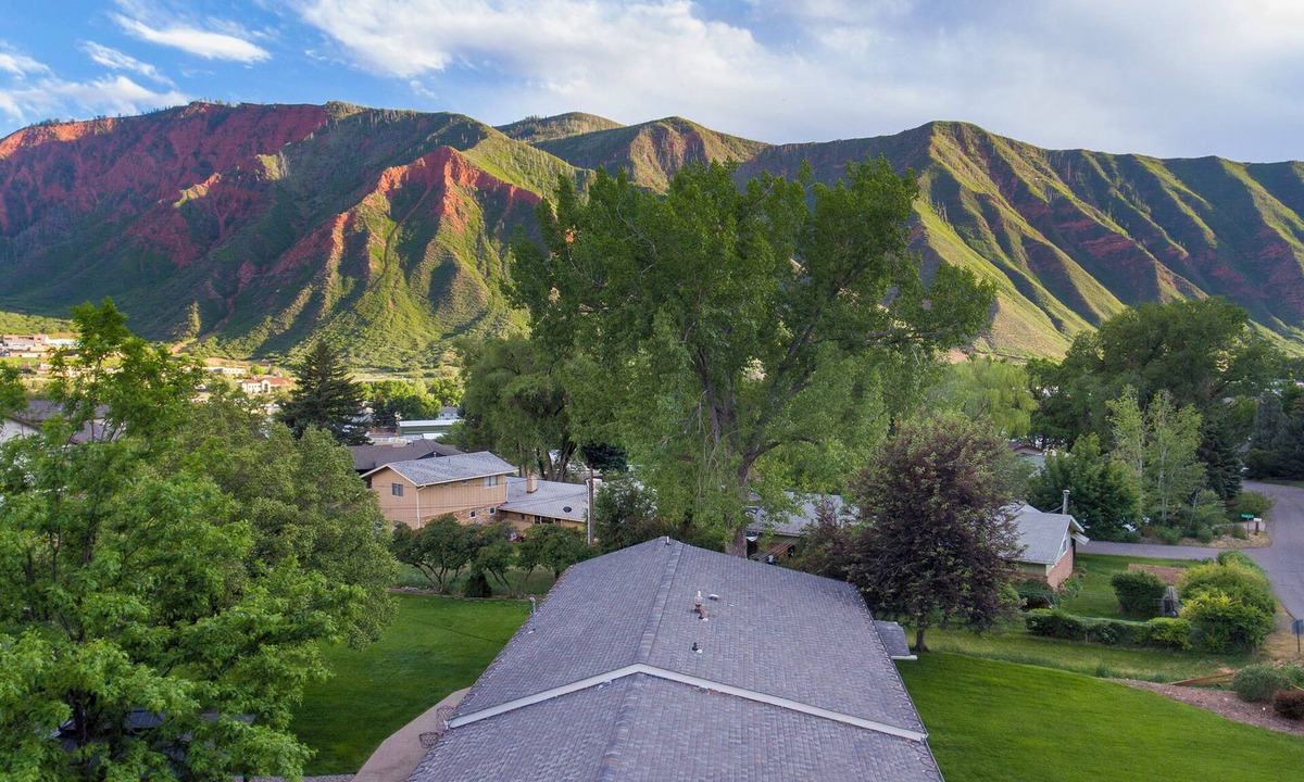 Glenwood Springs House | Home movie theater and perfect backyard! 2 minutes from Hot Springs!