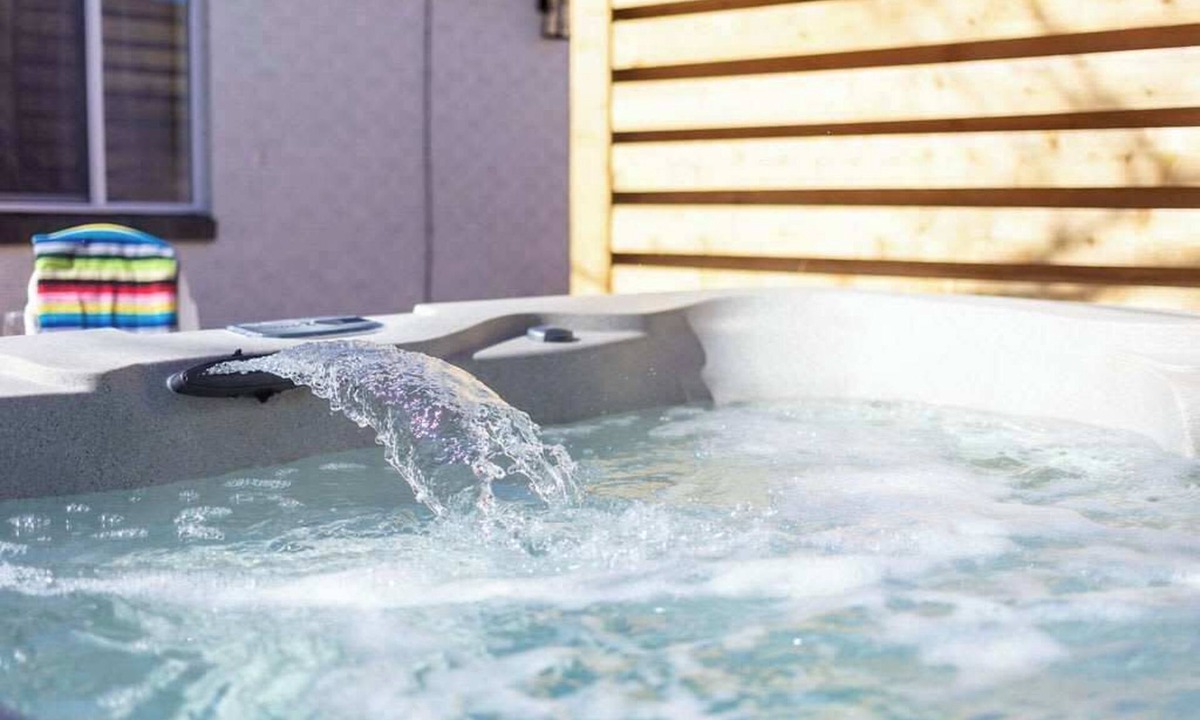 Lakewood House | Hot Tub, Putt-Putt, and Family Friendly Summer Escape!