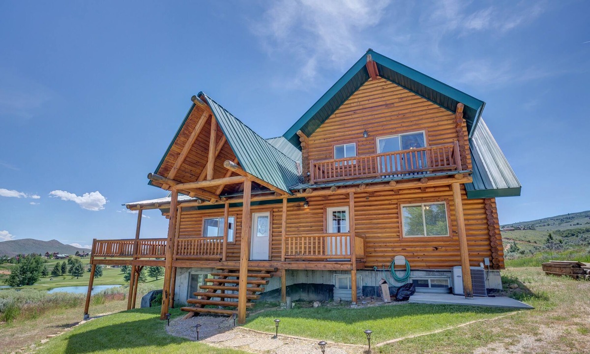 Sweetwater Cabin | Huge, Gorgeous Log Cabin, 100% remodeled, Right on Golf Course by Ideal Beach!