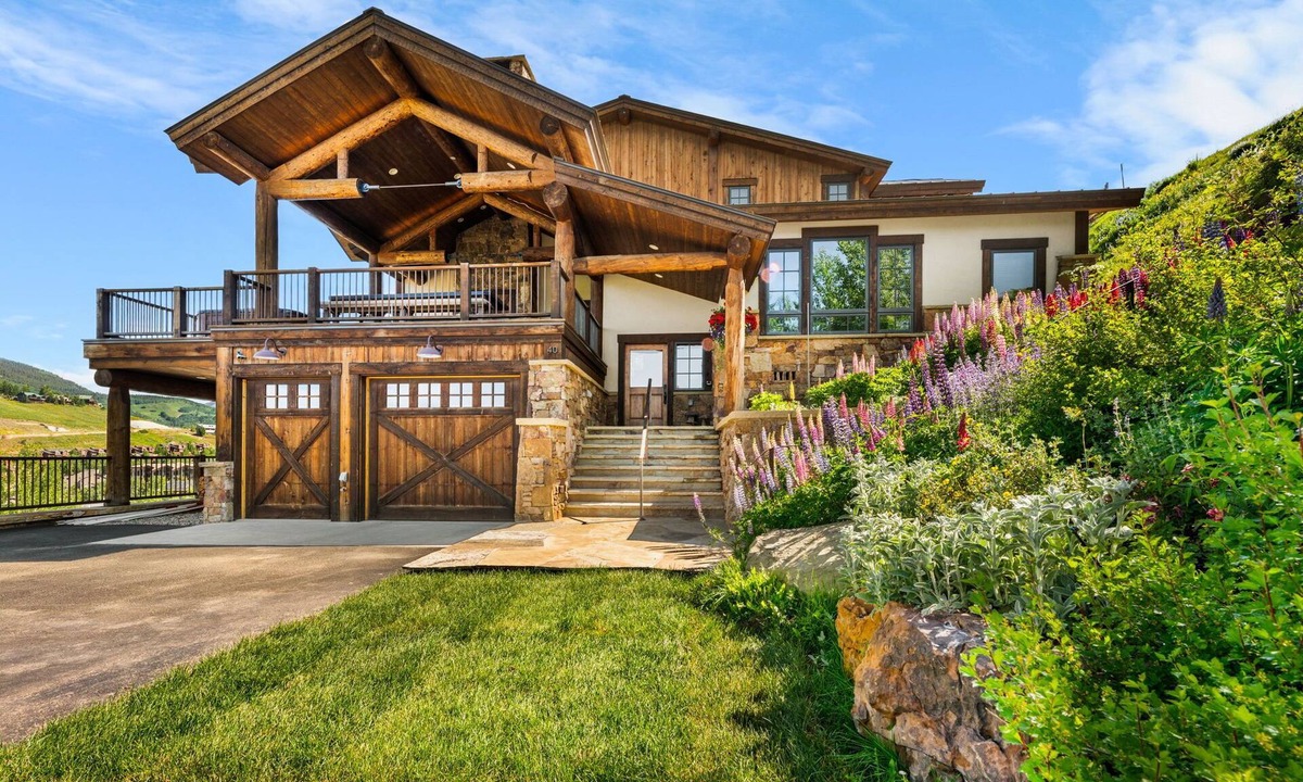 Mount Crested Butte House | INCREDIBLE views 1 block to ski area, free bus to town, hot tub,