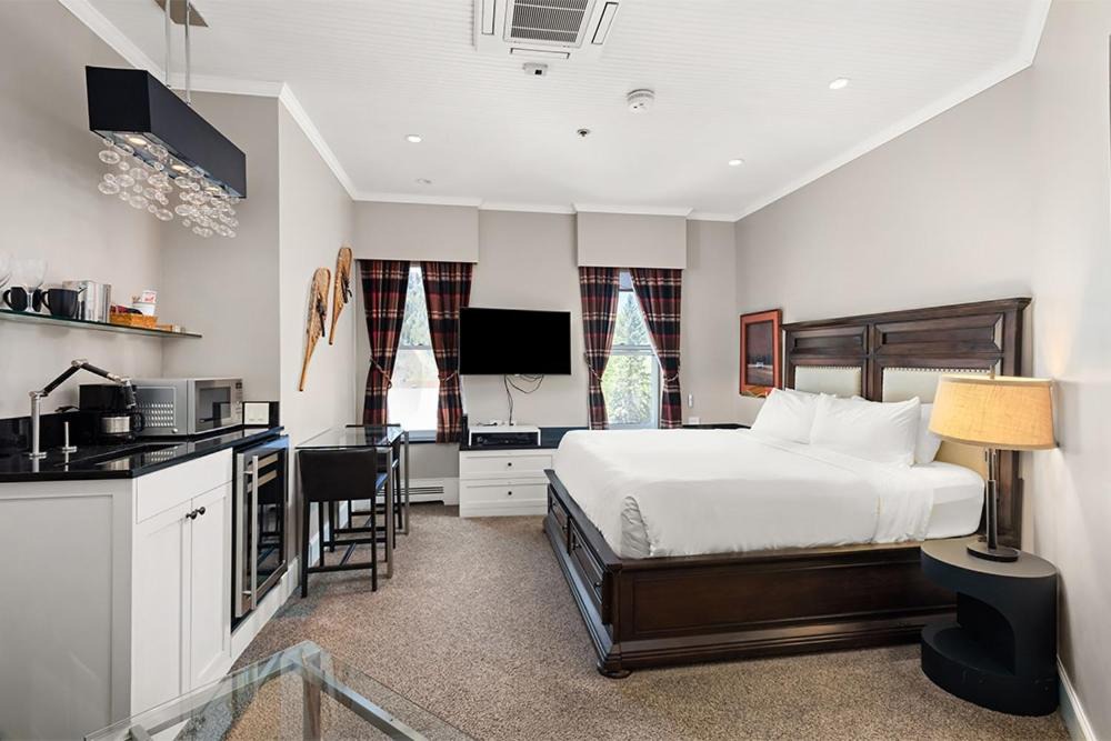 Downtown Hotel | Independence Square 302, Top Floor Stylish Hotel Room with Wet Bar, A/C, in Downtown Aspen