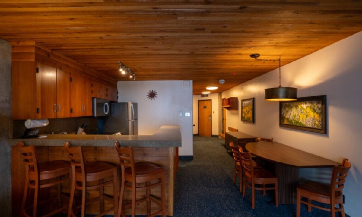 Salt Lake Mountain Resorts Condo | Iron Blosam Lodge!Steps to the Mountain! Snowbird, UT. From 3/20 to3/27/27