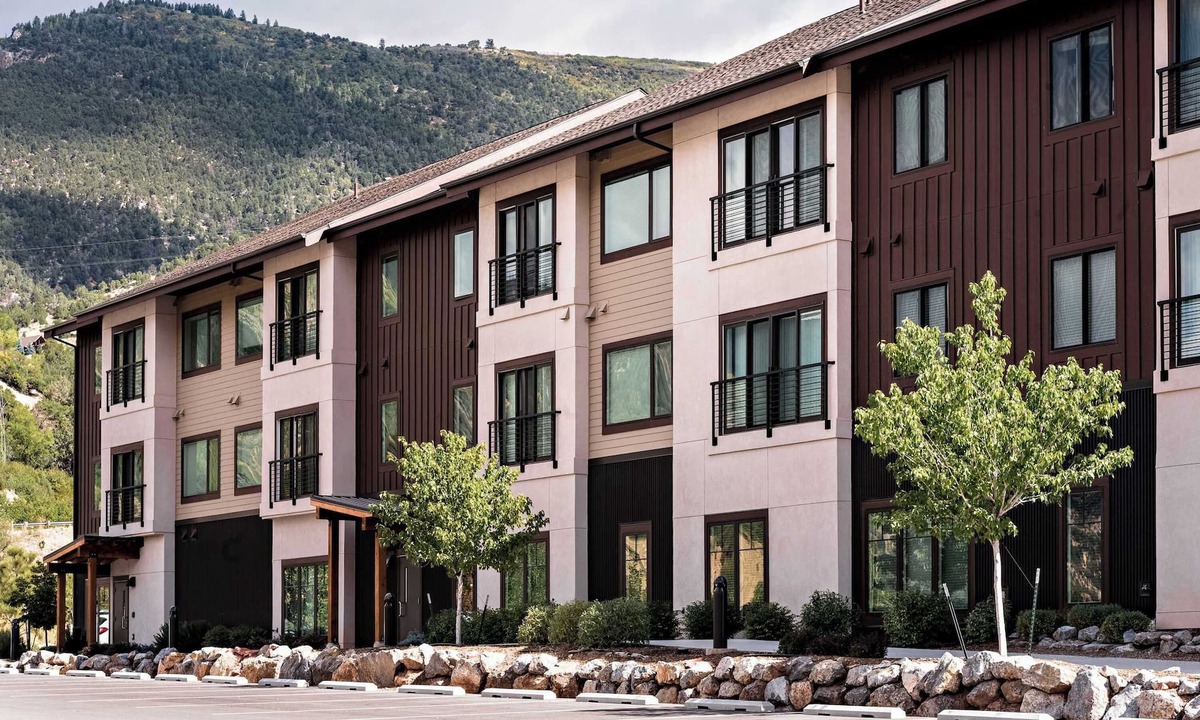 Glenwood Springs Condo | Iron Mt Hot Spgs Condo #309 | Mtn Views | Sleeps 4