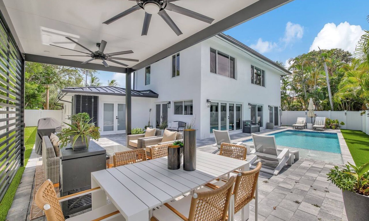Pompano Beach Villa | King Beds ~ Heated Pool ~ Outdoor Area ~ Bikes