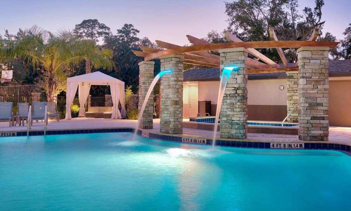 Gainesville Apartment | King Studio. Outdoor Pool & Hot Tub. Free Breakfast. Near U of Florida.