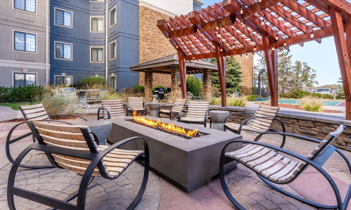 Glendale Apartment | King Studio w/Kitchen | Hot Breakfast + Pool