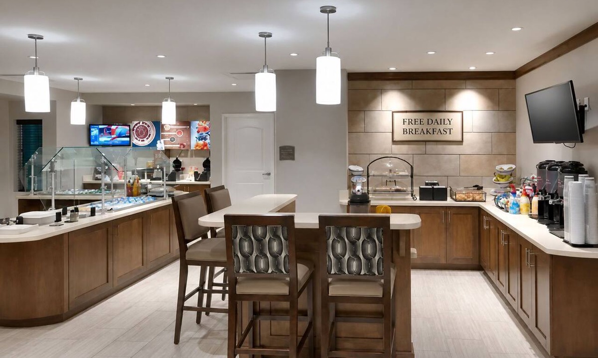 Lehi Condo | King Suite. Free Breakfast. Pool & Hot Tub. Gym. Great for Business Travelers!