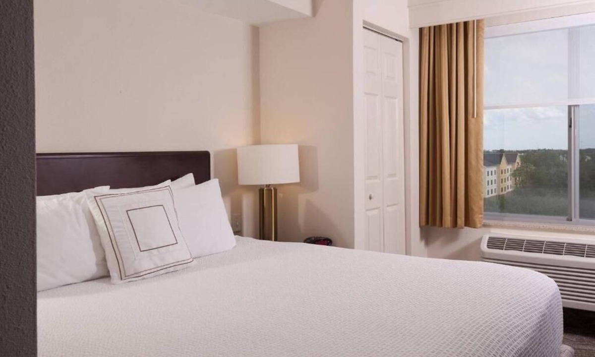 Airport North Apartment | King Suite Near Airport Lakes Park ORL