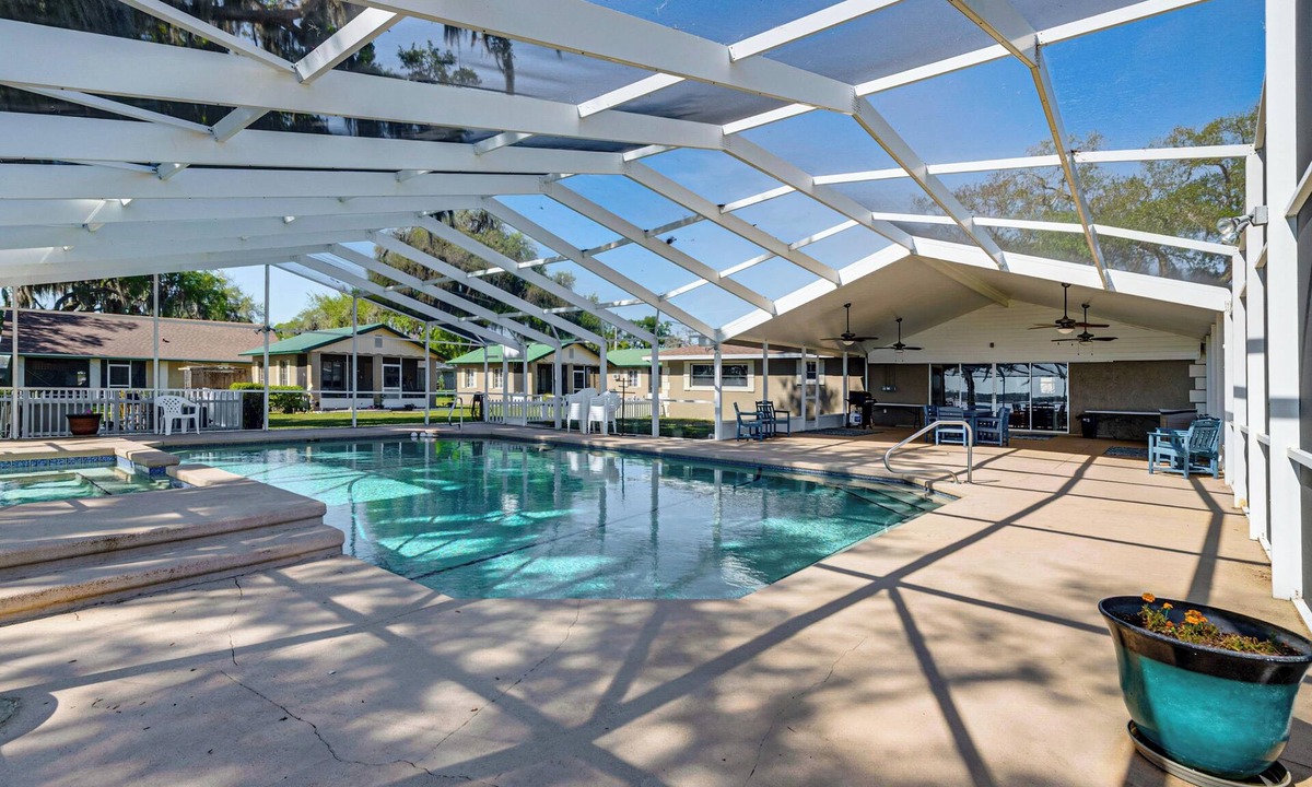 Hernando Cabin | Lake View, Pool Access! Pet-Friendly Hernando Stay