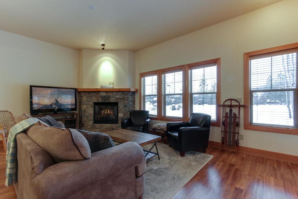 Dover Bay Apartment | Lakeside Haven