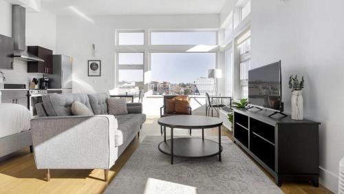 Cherry Creek Apartment | Landing - Modern Apartment with Amazing Amenities (ID1401X734)