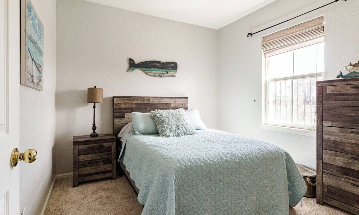 Aurora Condo | Large Private Saddle Rock Condo with a 2 car Tandem Garage