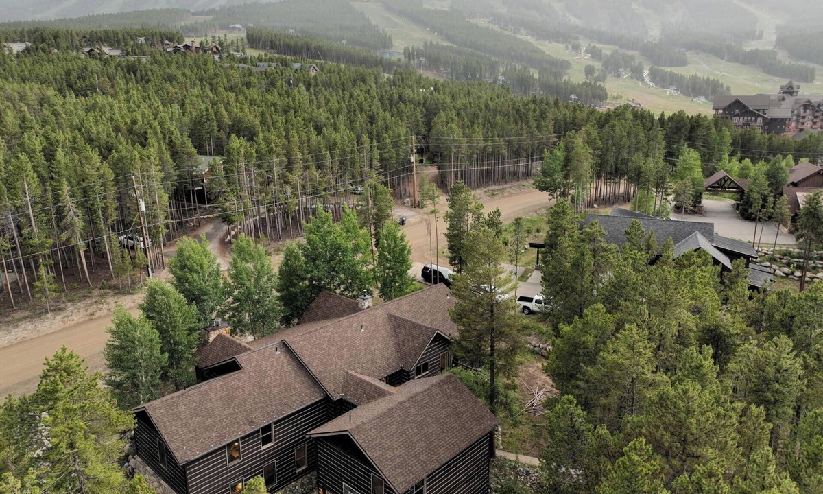 Peak 8 House | Lodge at Ski Hill: 8BR Lux Peak 8 Lodge, Theater, Hot Tub, Gym & Walk to Ski
