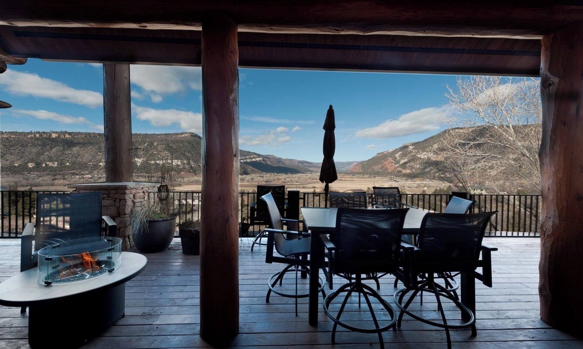 Durango House | Log Cabin with Amazing deck & views - 3 miles to downtown DGO - Hot Tub/AC