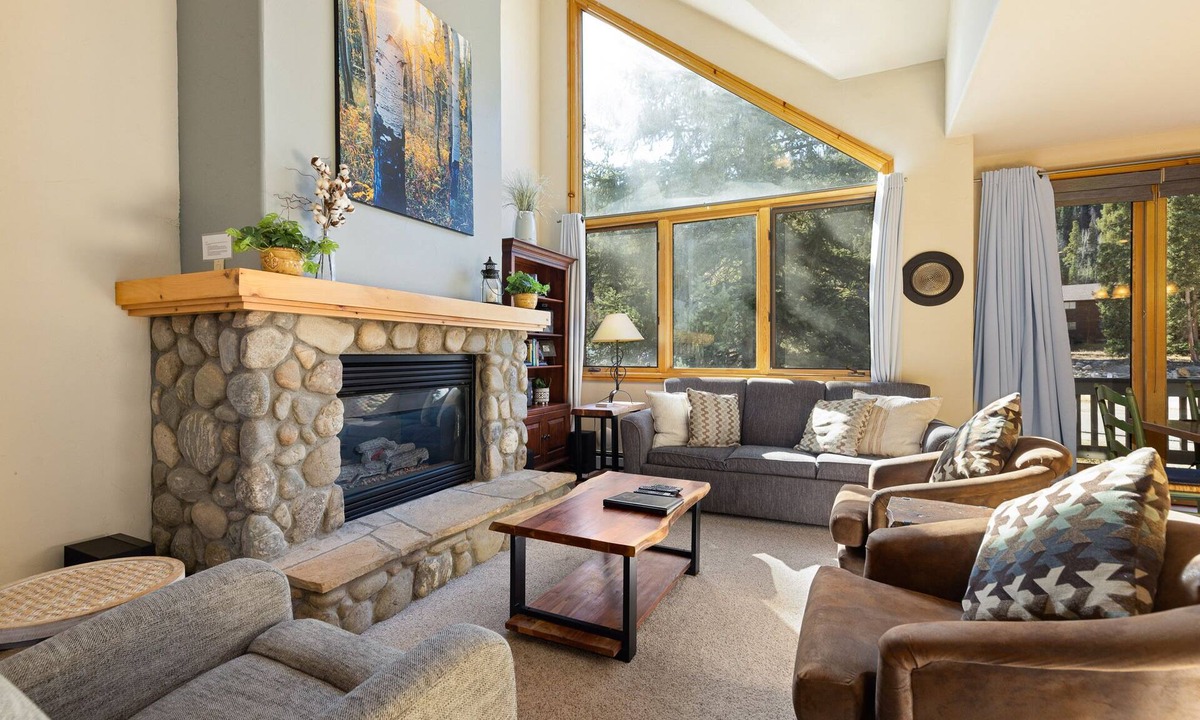 Mountain House House | Lovely 3 Story Townhome/Walk to the Slopes/Private Hot Tub!