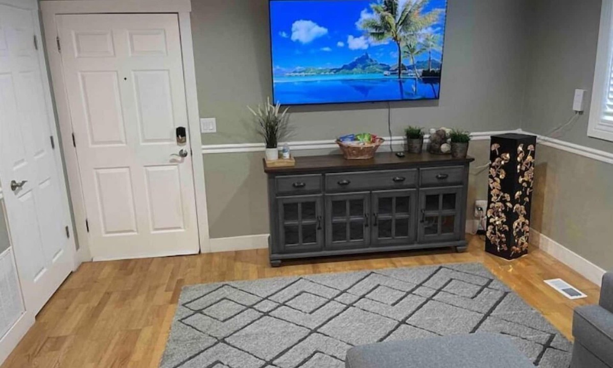 East Central Apartment | Lovely quiet 2 bedroom rental with free parking
