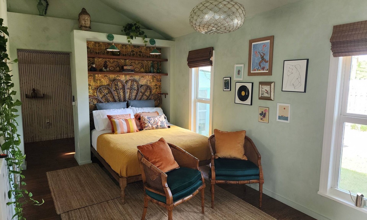 Sailboat Bend Cottage | Lush Tropical Studio in Historic Sailboat Bend, close to Downtown