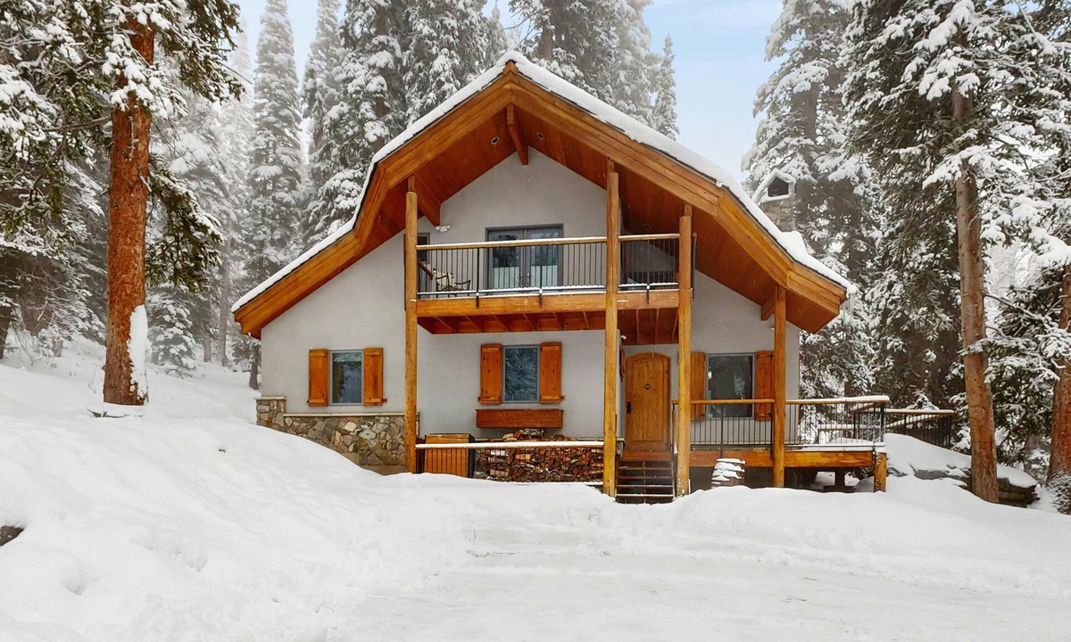 Salt Lake Mountain Resorts House | Luxurious furnished modern mountain ski chalet set deep in the woods