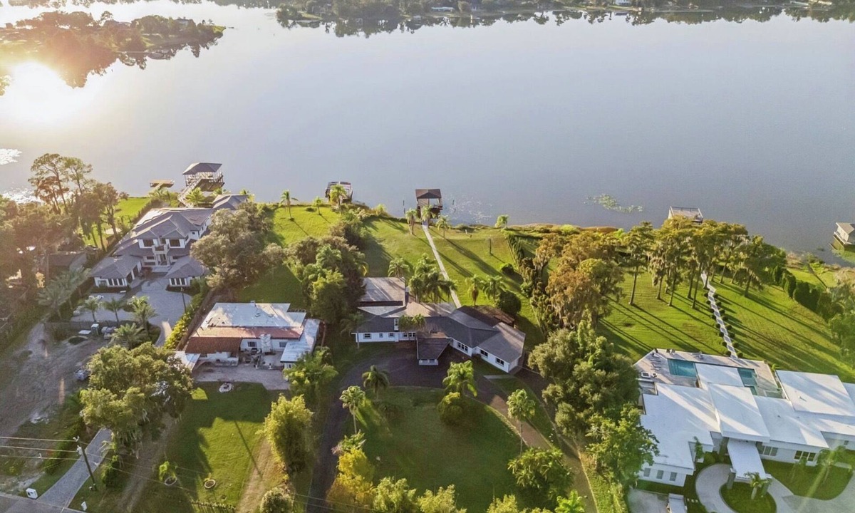 Pine Castle House | Luxurious house on the lake for 10 ppl.