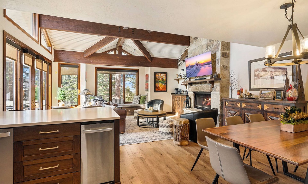 Deer Valley House | Luxury 3 BR Deer Valley Townhome - 5 Min Walk to Slopes, Family & Pet Friendly