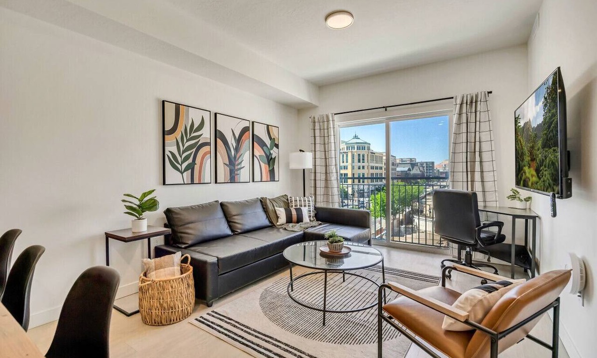 Rio Grande Apartment | Luxury Downtown Retreat – Walk to Jazz, Mammoth, Conventions & More!