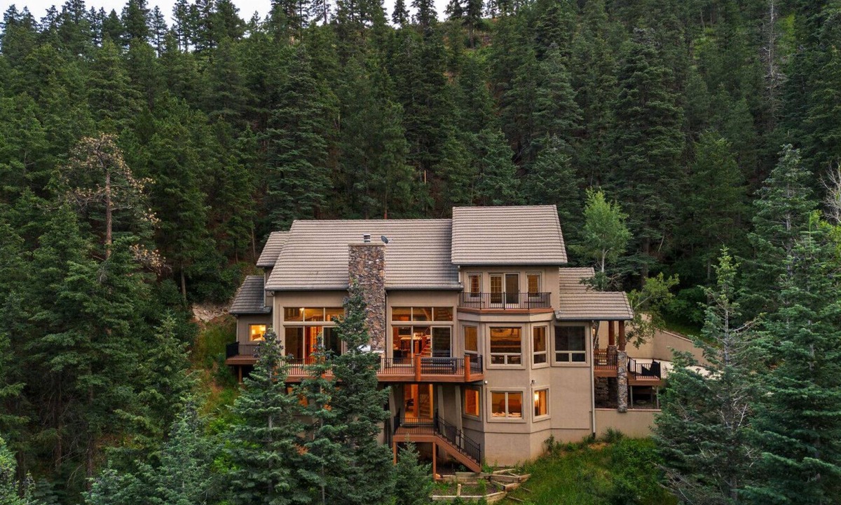 Manitou Springs House | Luxury Gated Mountain Retreat | 5BR in Manitou Springs | Garden of the Gods