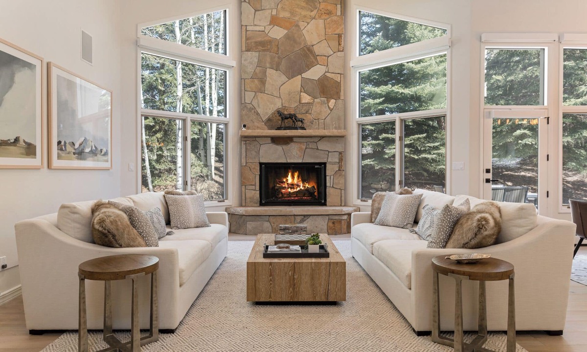 Edwards House | Luxury Home - 6-Bedrooms with 4 Kings + Game Room