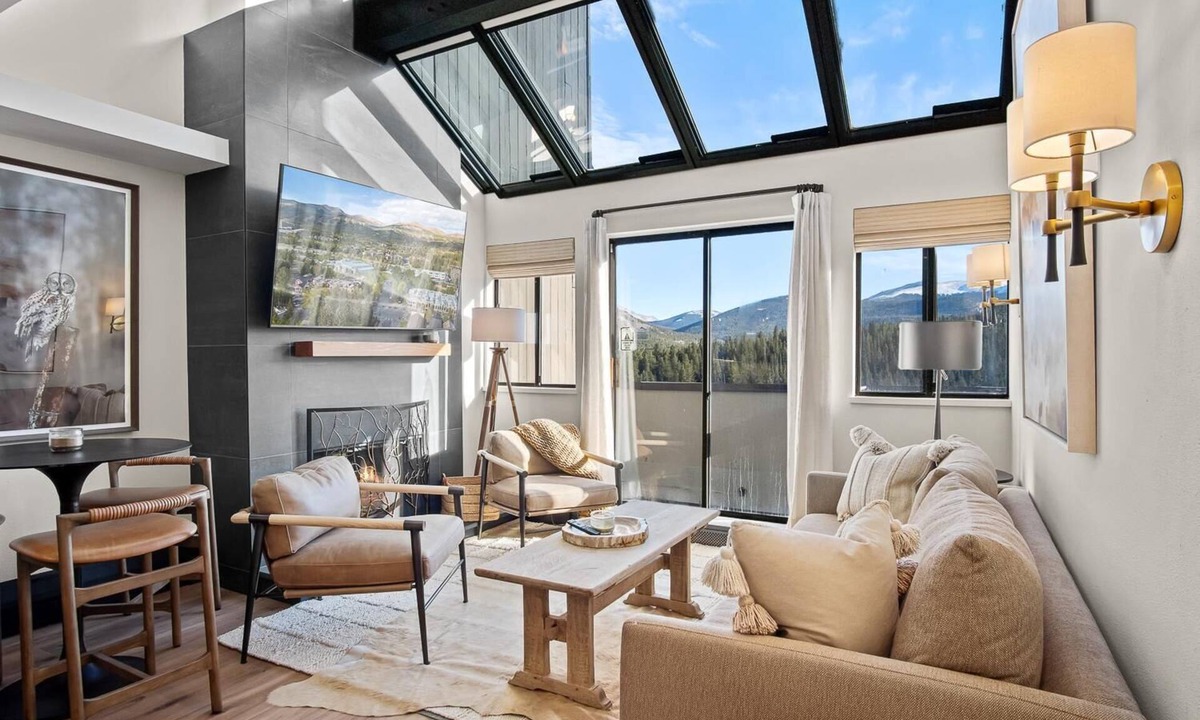Peak 9 Condo | Luxury Pet-Friendly|Top Floor Ski Views|Hot Tubs