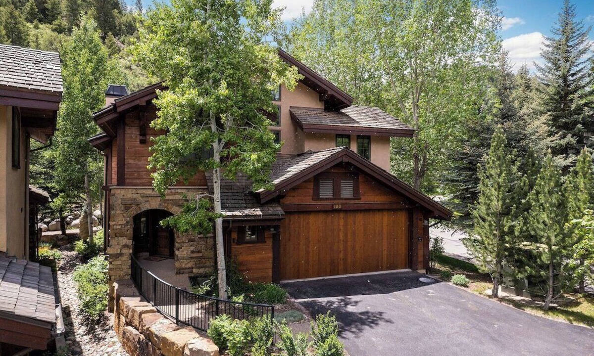 Edwards House | Luxury Retreat by Vail Butler - walk to lift!