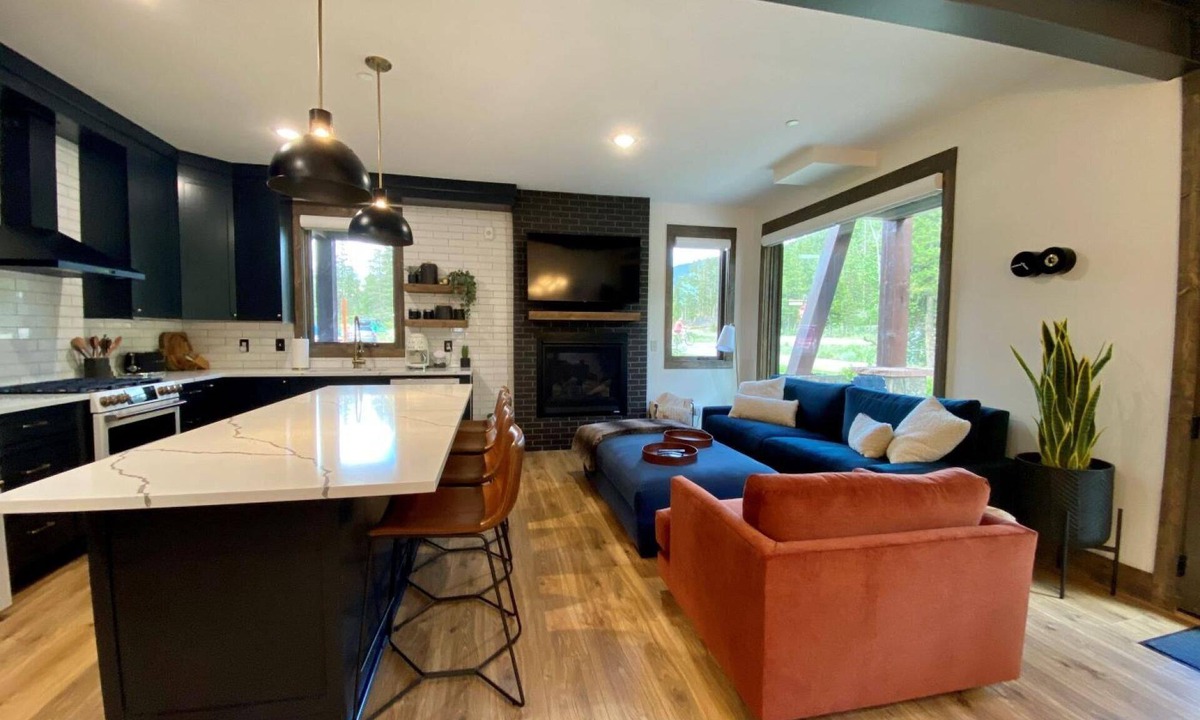 Lakeside Village Condo | Luxury Ski Getaway |Private Hot Tub |Fireplace |King Suite |Minutes to Slopes |Steps to Free Shuttle