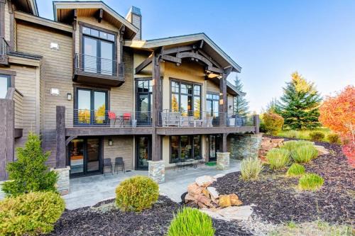 Park Meadows House | Luxury townhome on the golf course with 3 fireplaces gas grill & great view