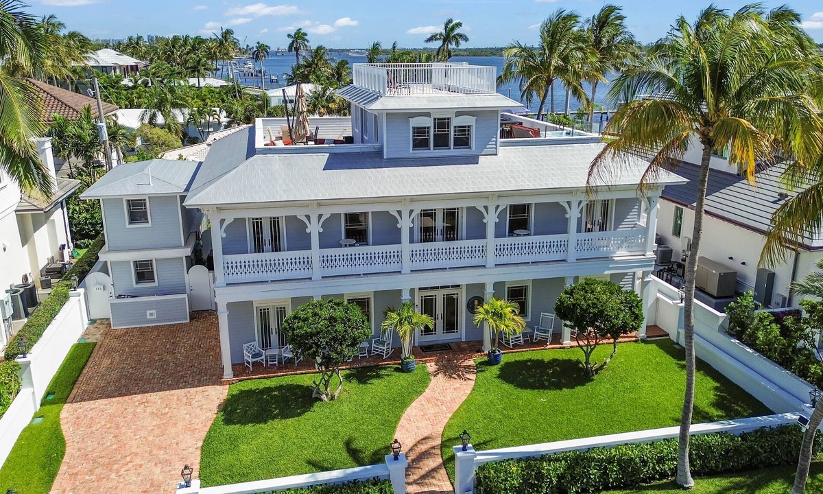 Southend House | Luxury Tropical Paradise: Tiki Hut & 50ft Lap Pool – Ideal for Family & Friends