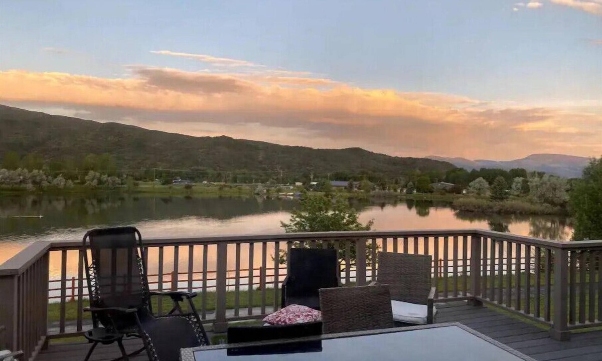 El Jebel House | Magical Blue Lake Home - 4400 SF Pet Friendly