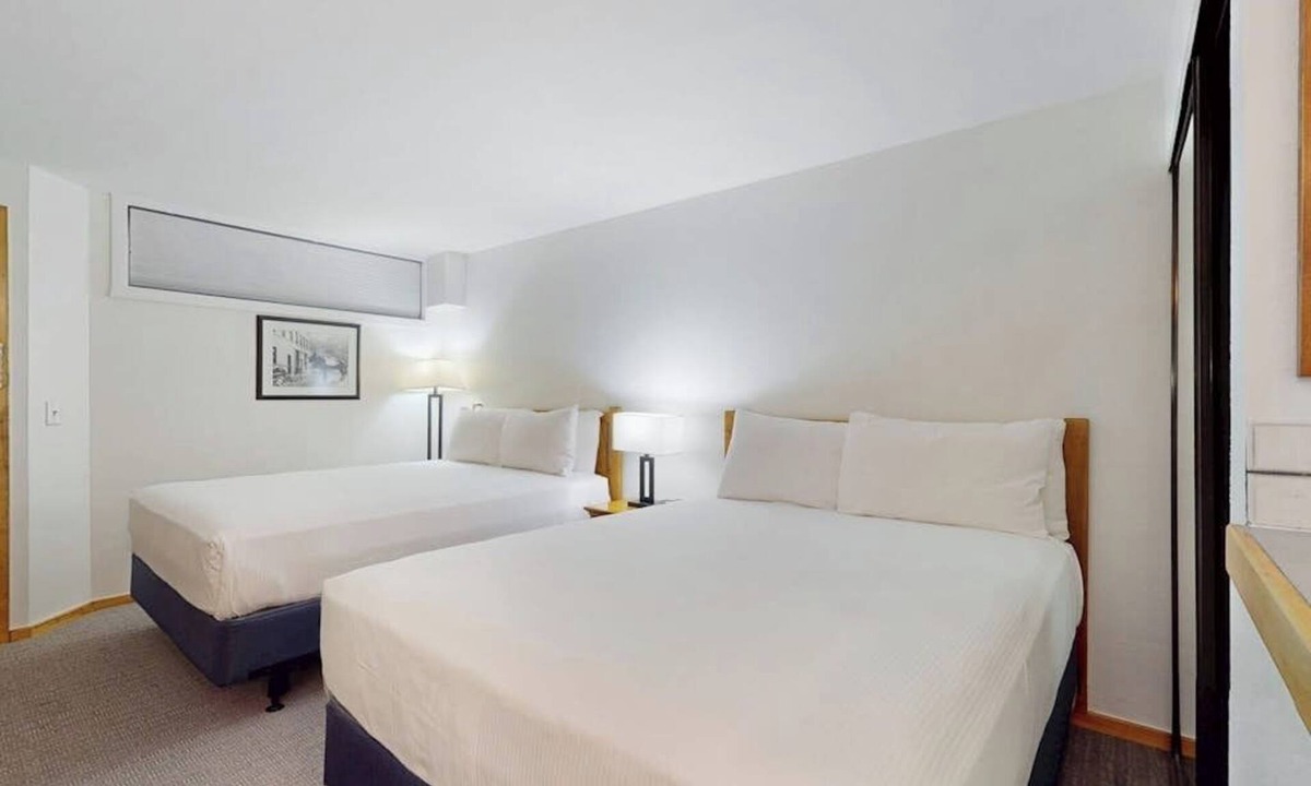 West End Cabin | Main Street room - hot tub & pool - walk to lifts, dog-friendly, ground-floor