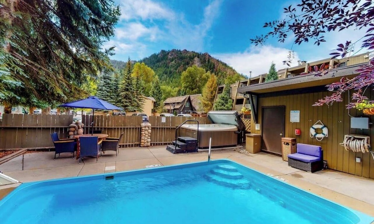 West End Cabin | Main Street studio - pool & hot tub - walk to lifts, dog-friendly, balcony