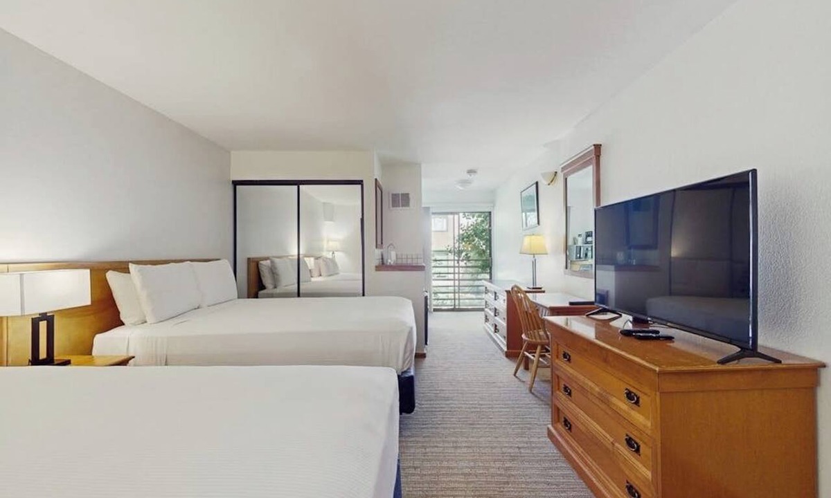 West End Cabin | Main Street studio - pool & hot tub - walk to lifts, dog-friendly, third floor