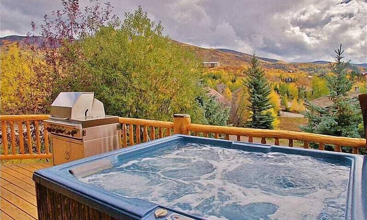 Fairway Meadows House | Mark Twain Lodge by Mountain Vacation Lodging - Luxury Cabin with Hot Tub & Gourmet Kitchen