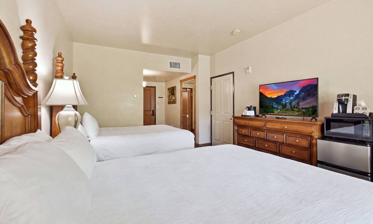 Zermatt Villa | Midway villa with 1 bedroom, 1 bath, and 2 queen beds at Zermatt Resort.
