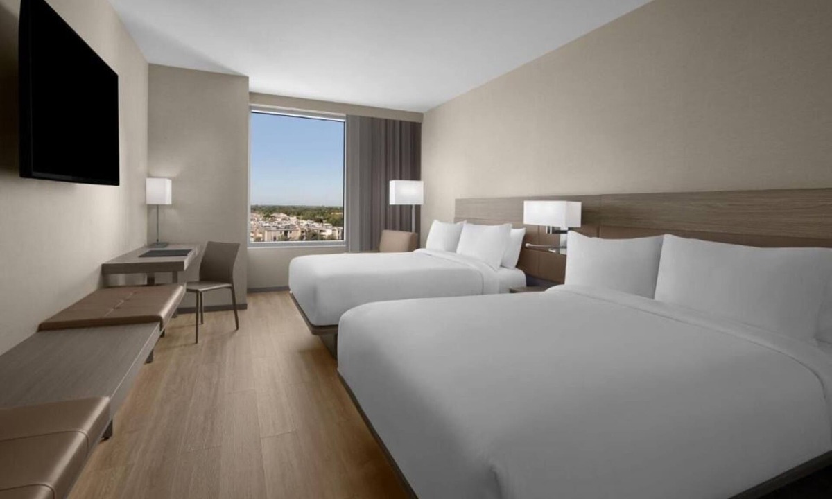 Ludlam Hotel | Minutes away from Downtown Dadeland! With Pool Access and Parking!