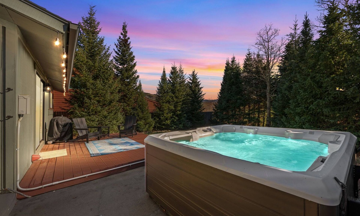 Willowbrook Meadows House | Minutes to Ski Resort | Hot Tub | Pet Friendly