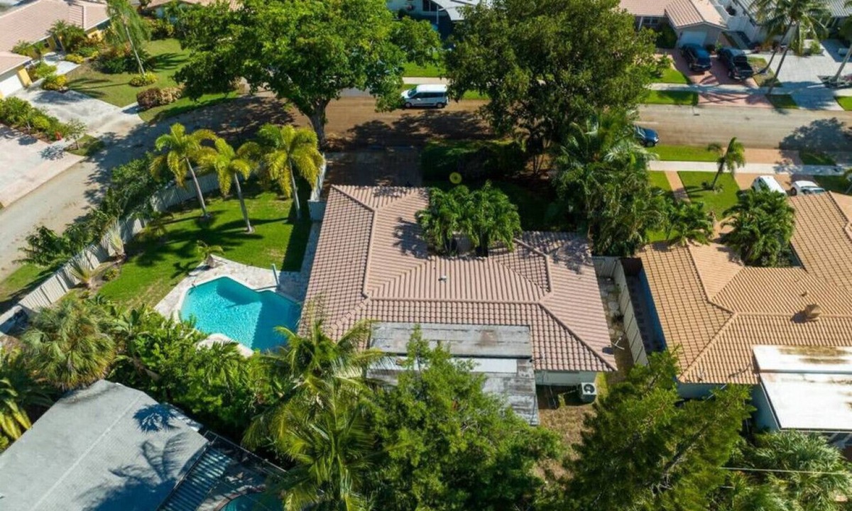Imperial Point House | Moana Beach Cottage Heated Pool minutes from BEACH!