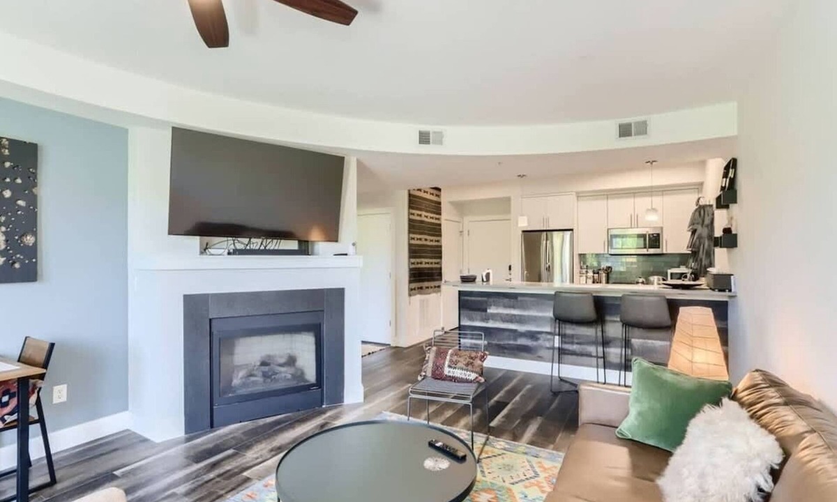 North Broadway - Holiday Condo | Modern 1 BDR Condo in Holiday Neighborhood