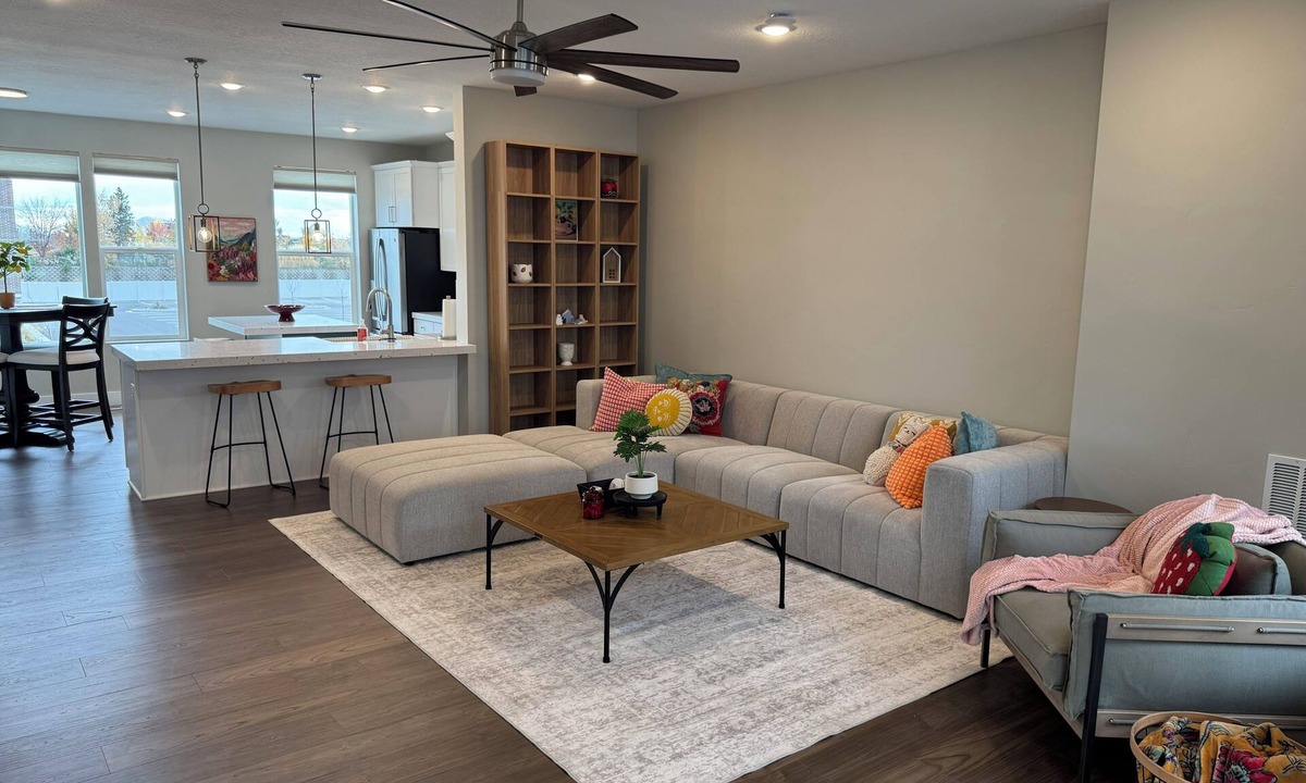 American Fork House | Modern 3-bedroom townhome in Pleasant Grove with 2 car garage