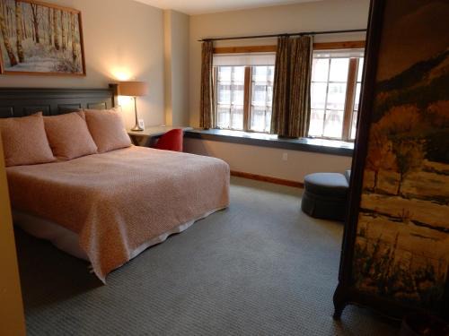 Mount Crested Butte Hotel | Modern King Room in Heart of Mt, Crested Butte
