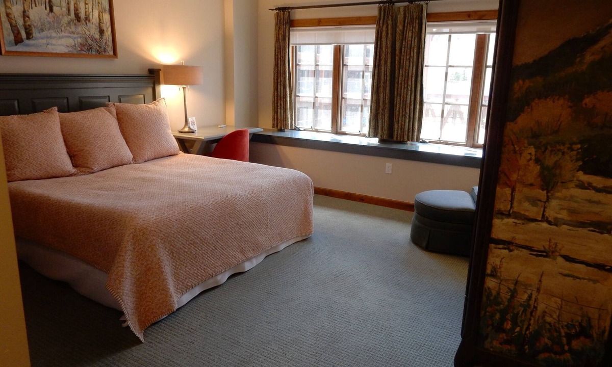 Mount Crested Butte Hotel | Modern King Room in Heart of Mt. Crested Butte by RedAwning