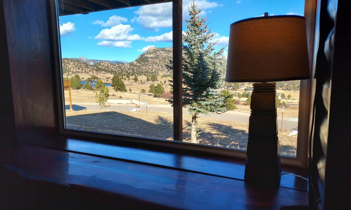 Estes Park Cabin | Modern mountain cabin condo w/steam shower + essential living design