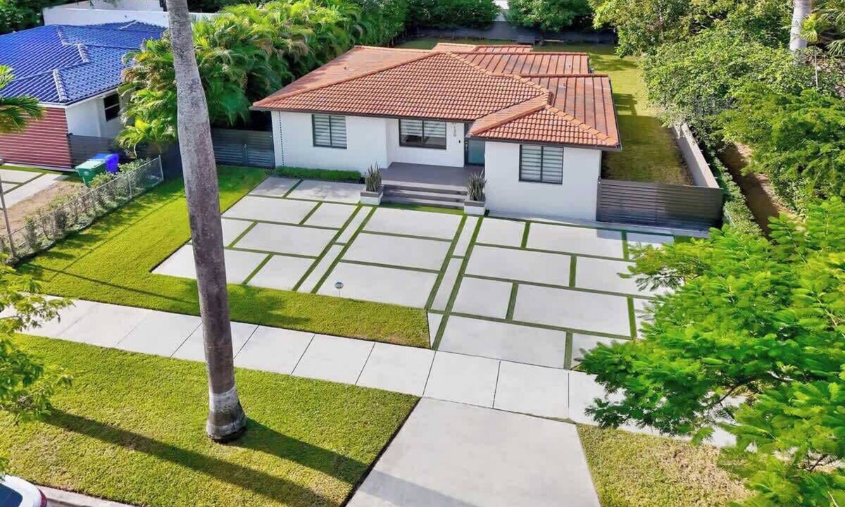 The Roads House | Modern Oasis: Huge Backyard + 6 mins to the Ocean